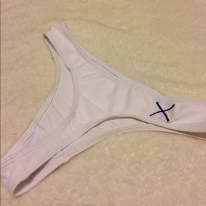 Boutine la white bottoms