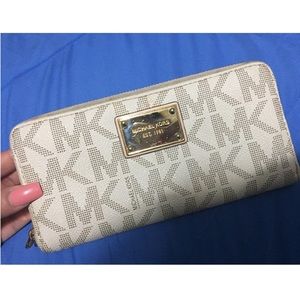 Micheal kors vanilla wallet