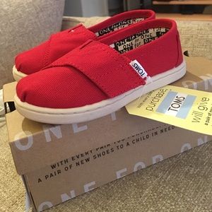 NWT TOMS TINY 8 Red Canvas KIDS