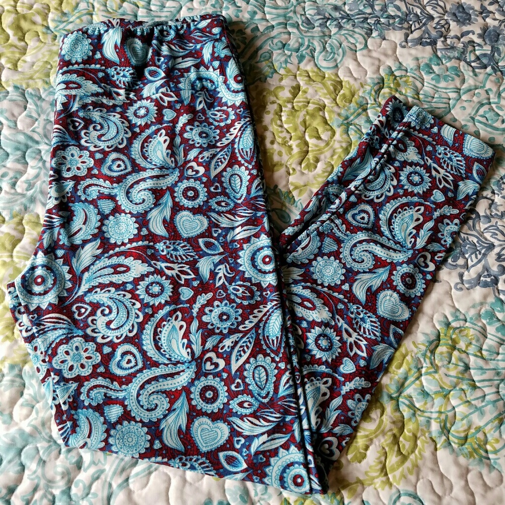 NWOT paisley print leggings.