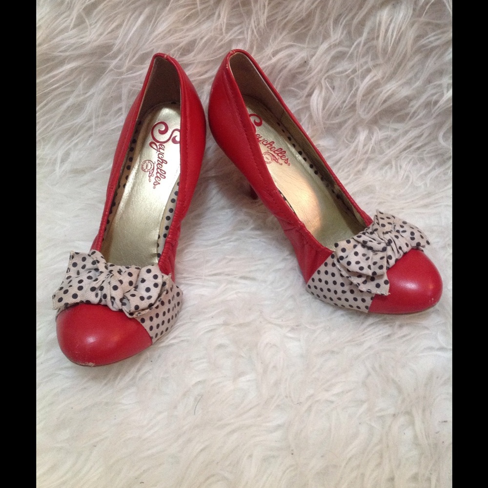 Red pumps with bows, Seychelles