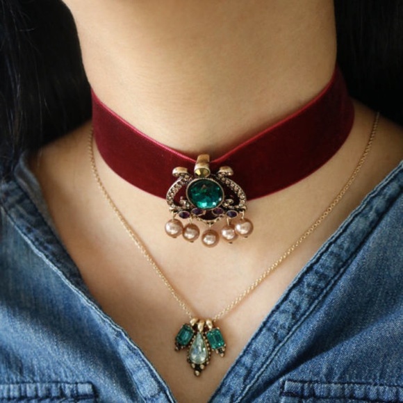 Burgundy velvet choker. - Picture 3 of 4