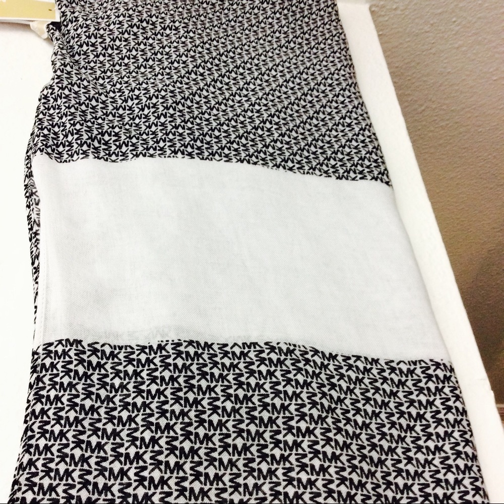 ❤️NWT Michael Kors Logo Black & White Scarf - Picture 5 of 5