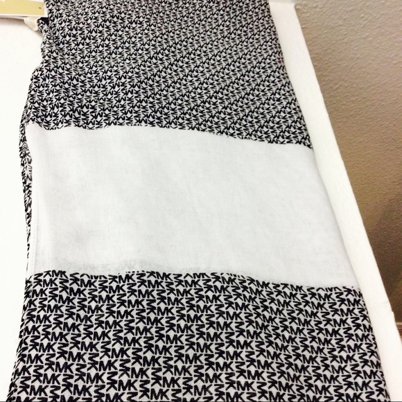❤️NWT Michael Kors Logo Black & White Scarf - Picture 5 of 5