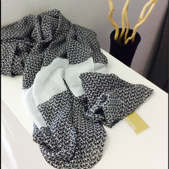 ❤️NWT Michael Kors Logo Black & White Scarf - Picture 2 of 5