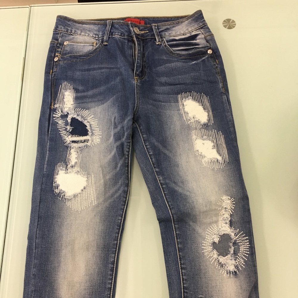 Brand new Signature 8 distressed jeans