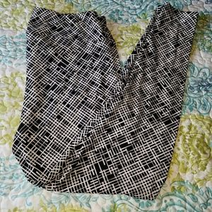 Black and white pattern leggings