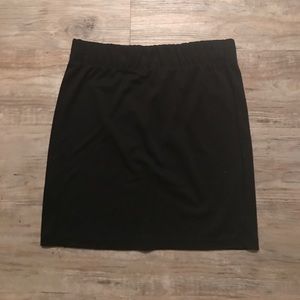 Black fitted short skirt