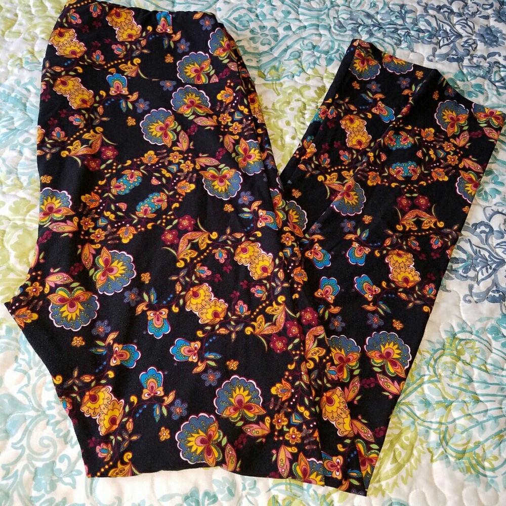 Colorful print leggings.