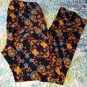 Colorful print leggings.