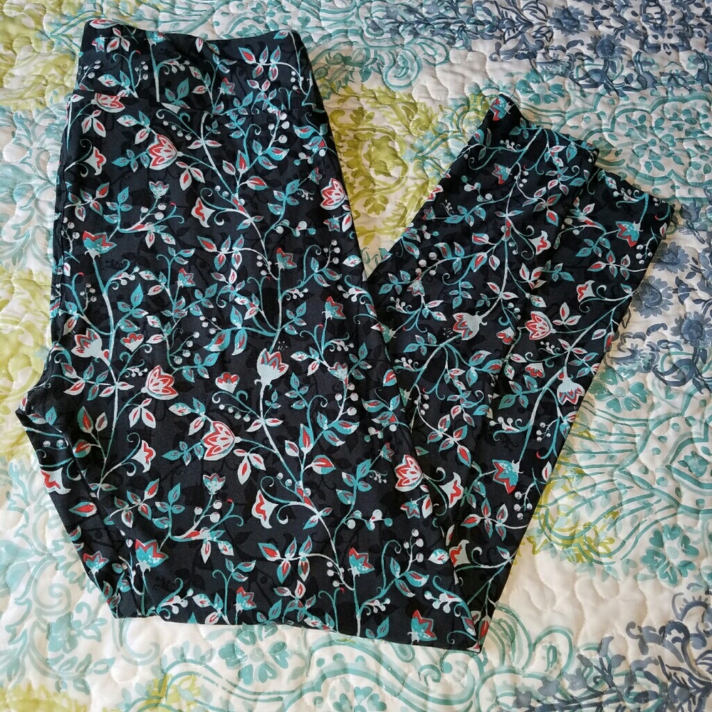 Floral print leggings.