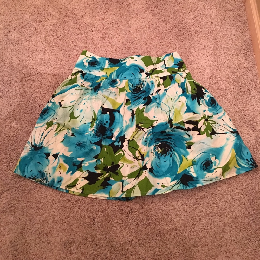 BRAND NEW Forever 21 floral short skirt in Small