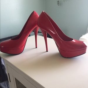 Red platform pumps