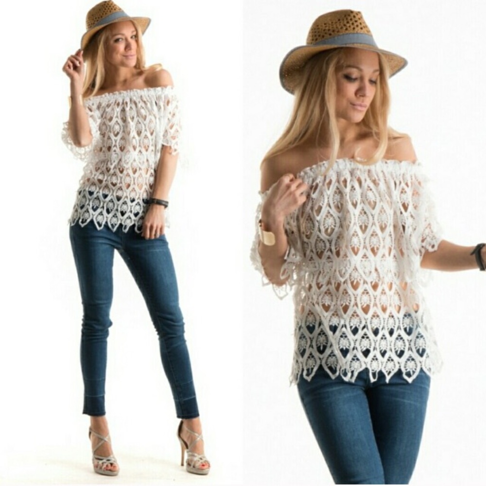 🚦CLEARANCE! Lace off the shoulder