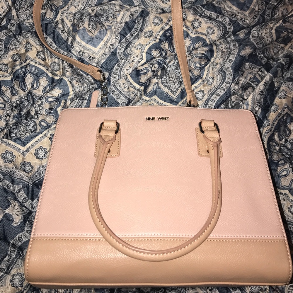 Shoulder bag in good condition basically brand new