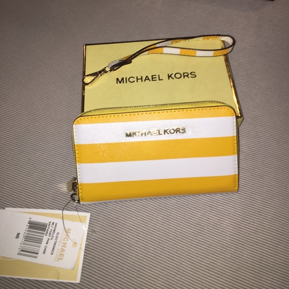 Michael Kors wristlet - Picture 2 of 2