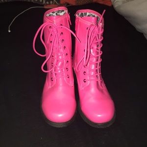 Hot pink rain boots.      (❤️TO TRADE)