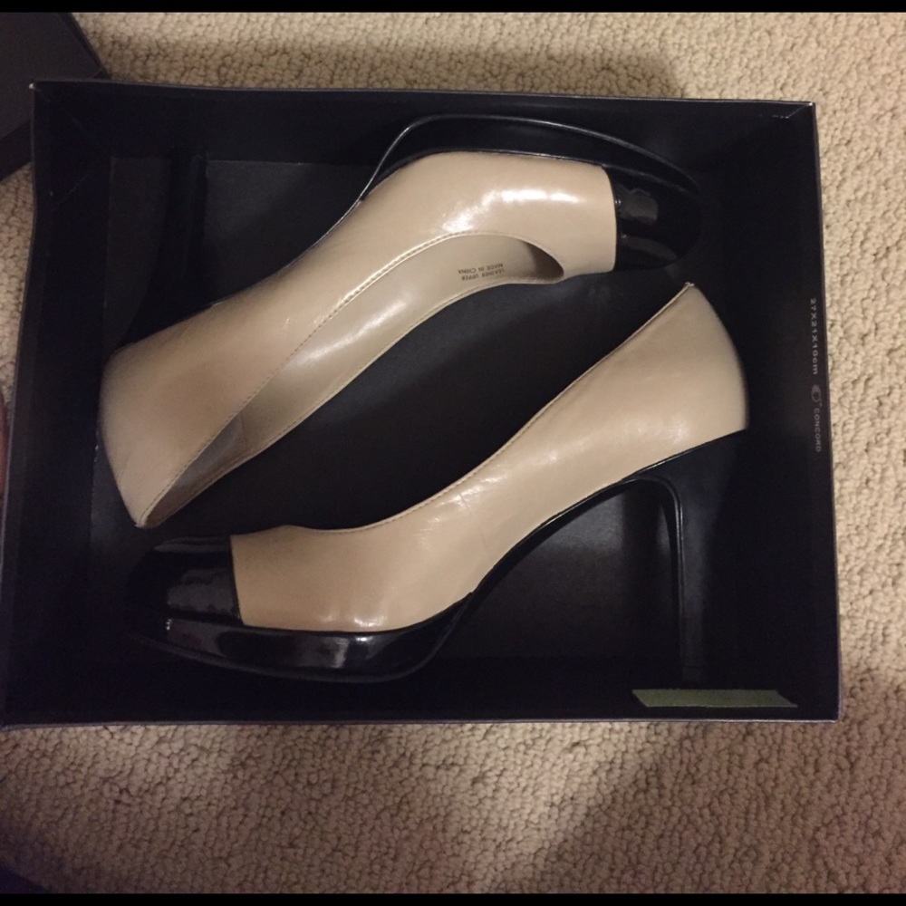 Tahari nude and black pumps