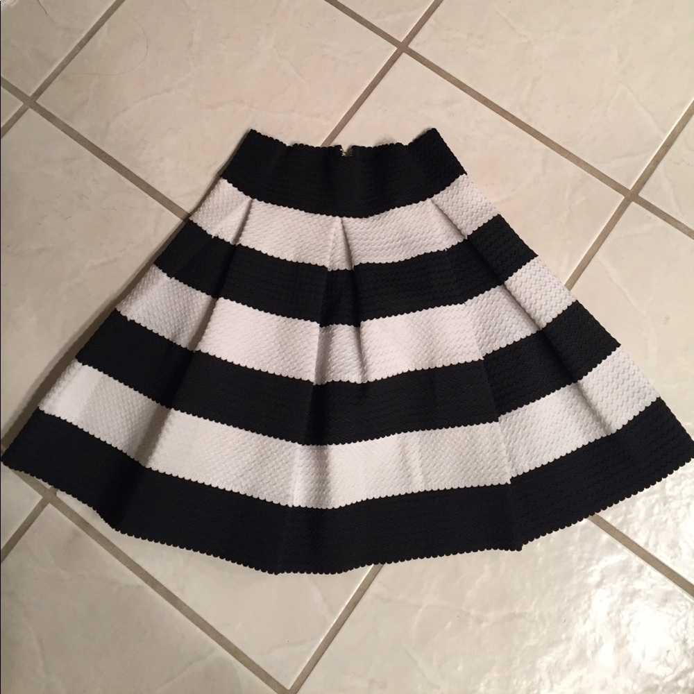 Skirt- Color black & white