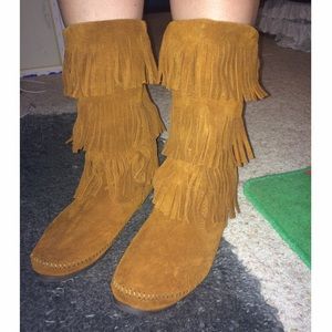 MINNETONKA like new 3-layer fringe boots!
