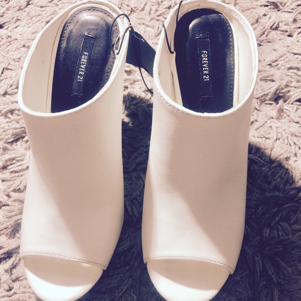 White chunky heel mules, very trendy