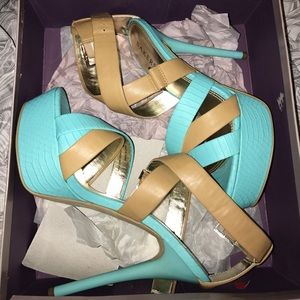 Baker's Teal/nude Heels