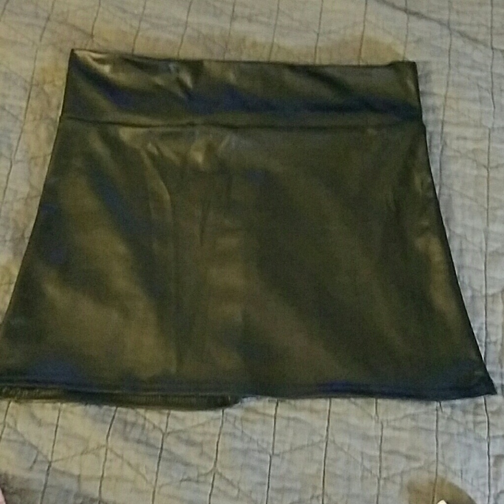 S/M sexy fitted faux leather mini skirt.