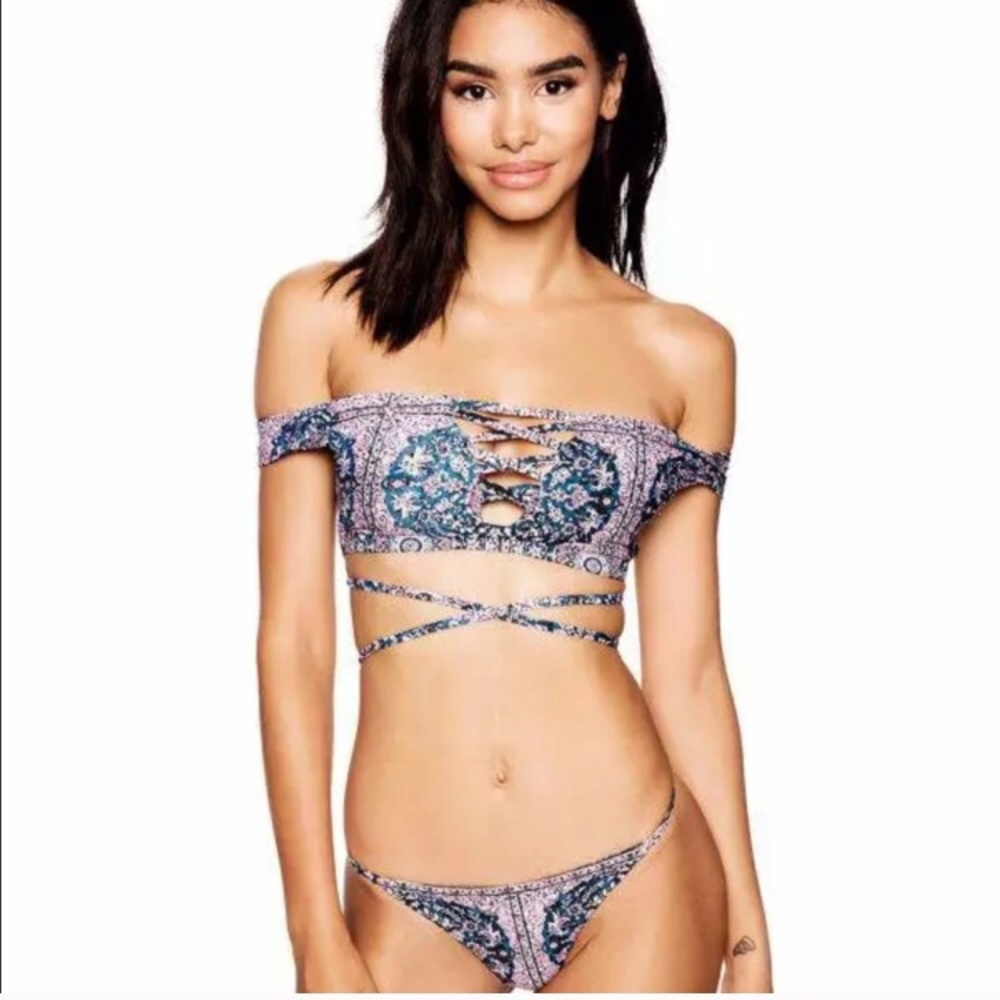 Trendy off the shoulder bikini 👙