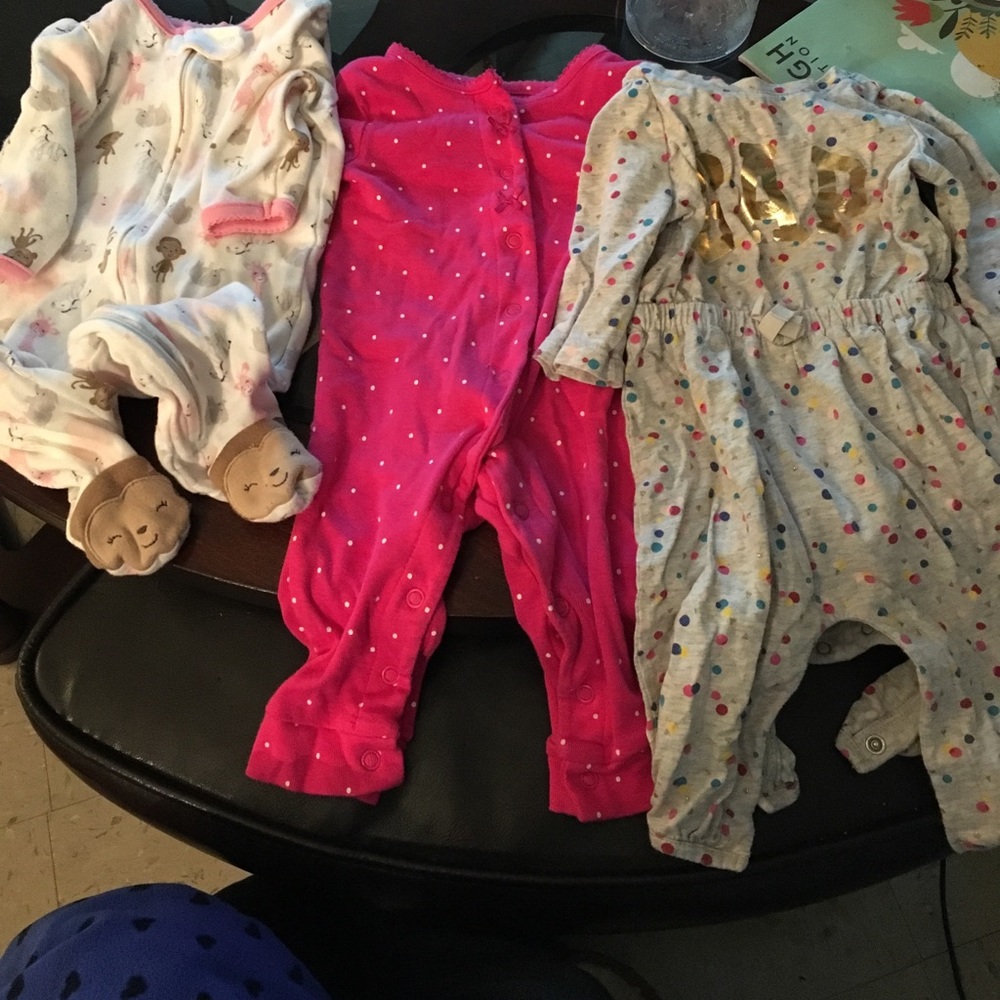 Baby lot 1 Baby Gap romper, 2 Onesie sleepers