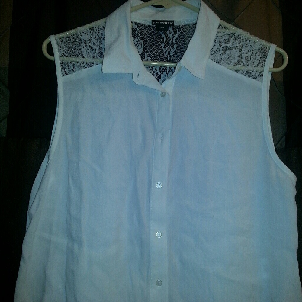 ❌SOLD❌ White Sleeveless Button Up Top