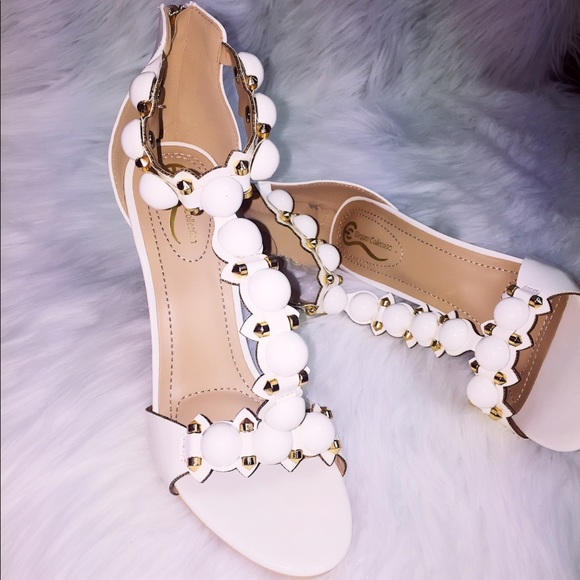5⭐️New Snow White and Gold Accent Heels - Picture 2 of 7