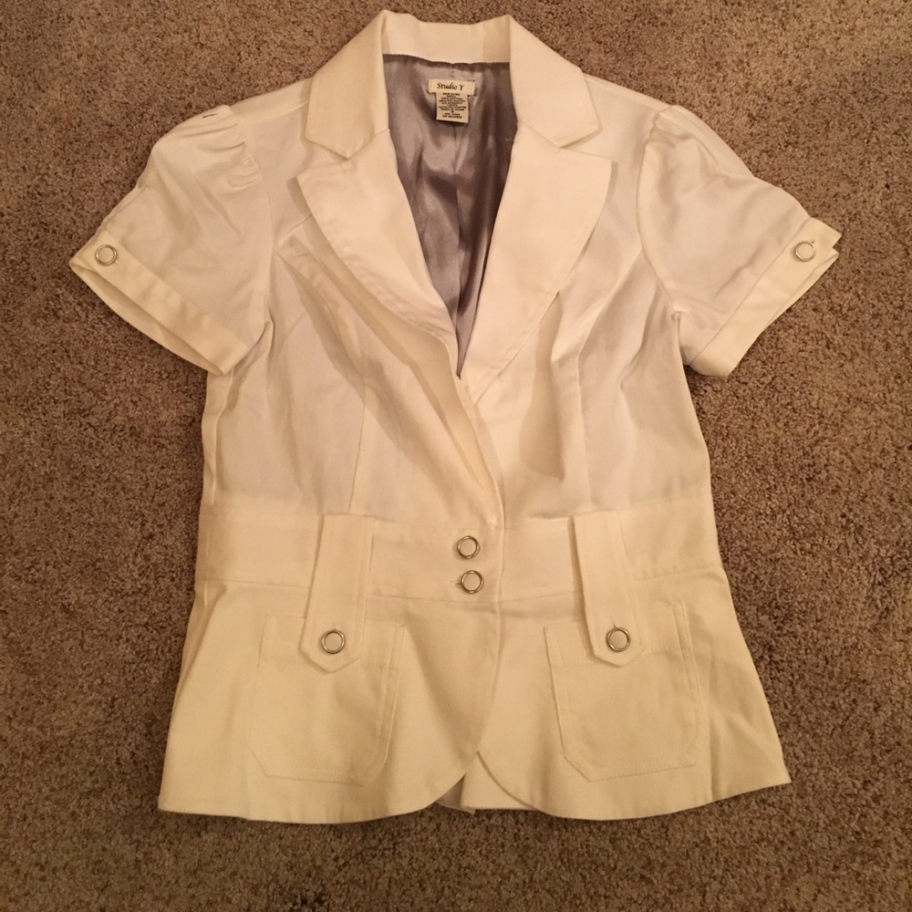 BRAND NEW Studio Y cream blazer in size Small
