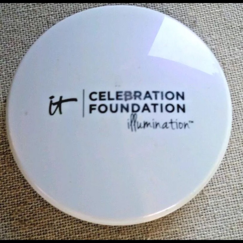 IT COSMETICS CELEBRATION ILLUMINATION FOUNDATION - Picture 1 of 2