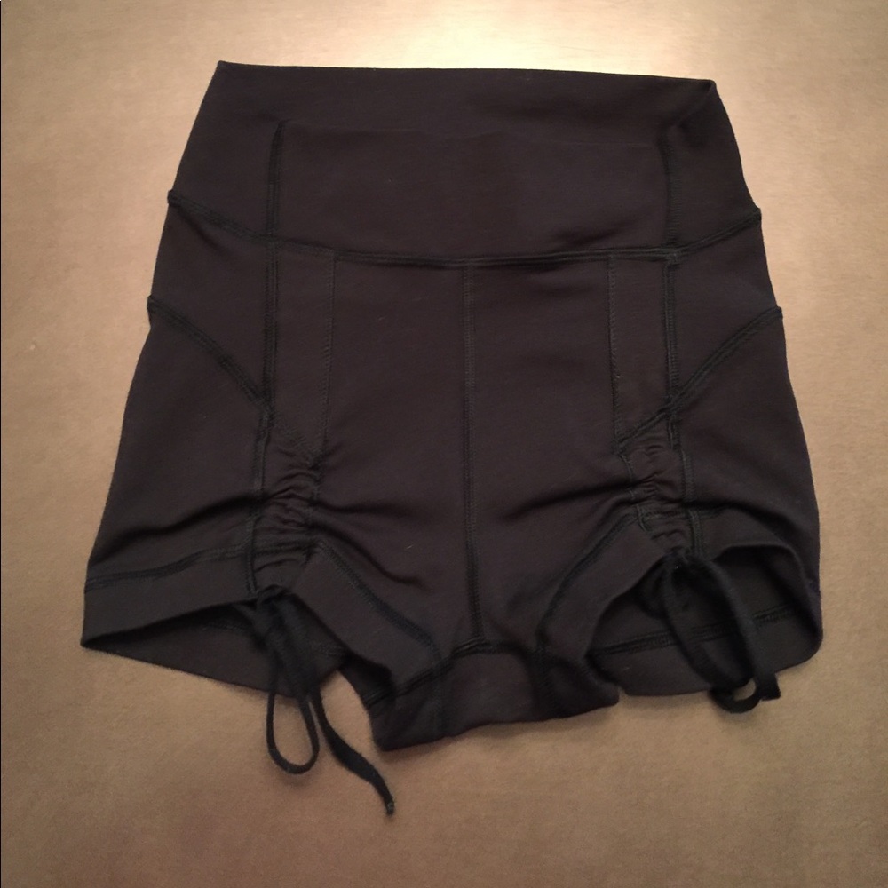 Lulu Lemon front Tie scrunch booty shorts