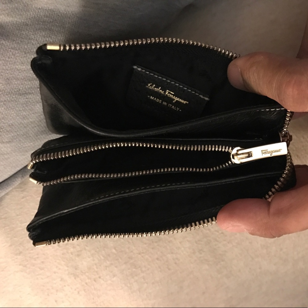 Ferragamo ladies black wallet (AUTHENTIC)