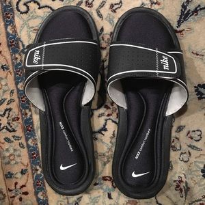 NWOT Nike slides