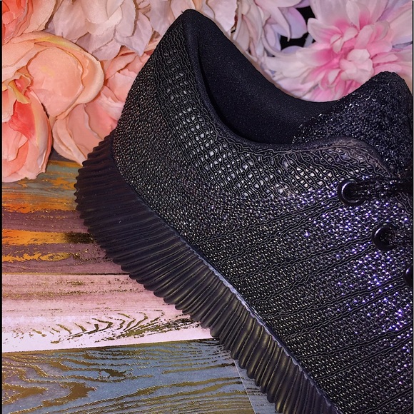 🎉NEW Comfy Lightweight Black Sneakers With Silver - Picture 2 of 5