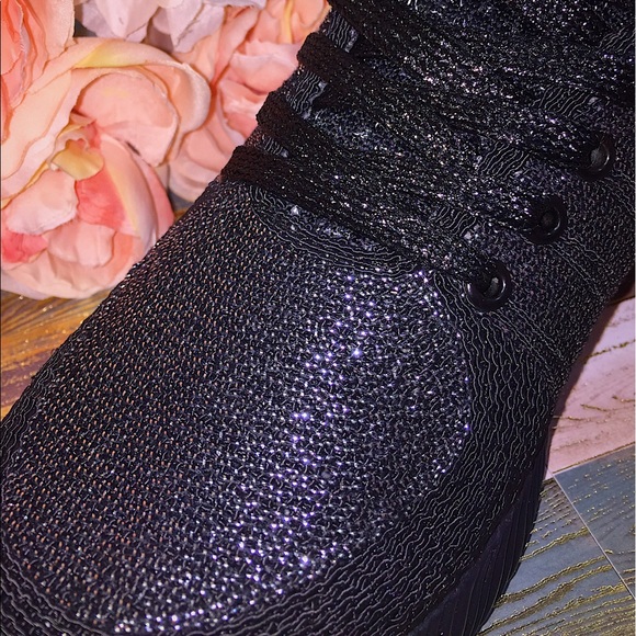 🎉NEW Comfy Lightweight Black Sneakers With Silver - Picture 3 of 5