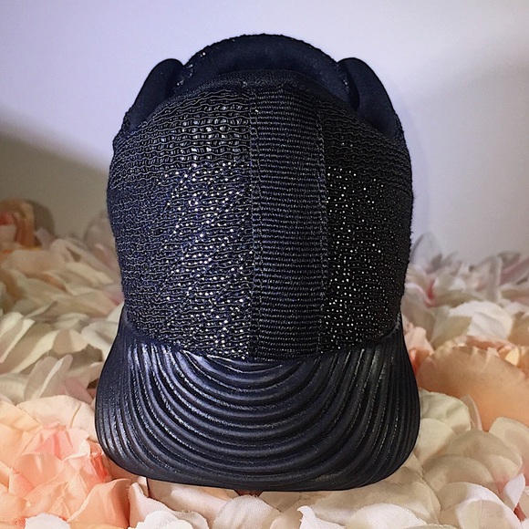 🎉NEW Comfy Lightweight Black Sneakers With Silver - Picture 4 of 5