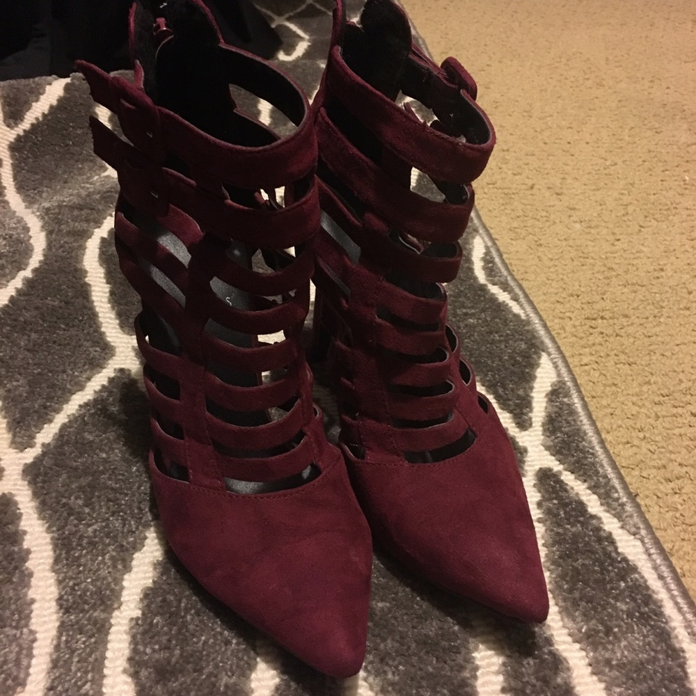 Beautiful caged velvet pumps!