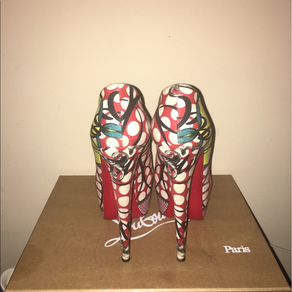 Exclusives - Picture 3 of 4