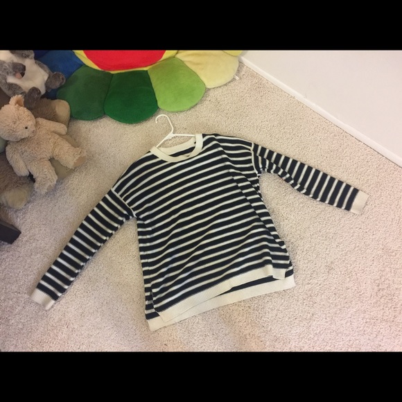 sweater with cute heart - Picture 1 of 2