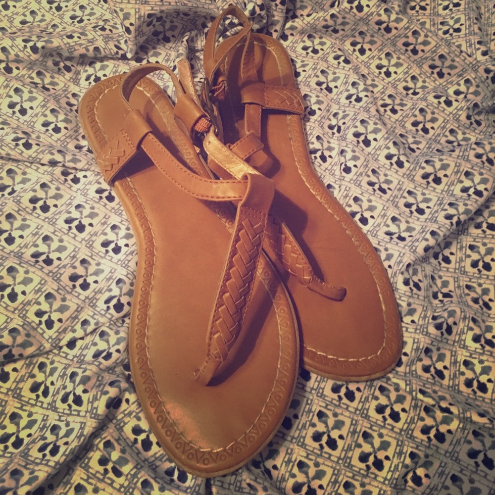 Cute tan sandals!