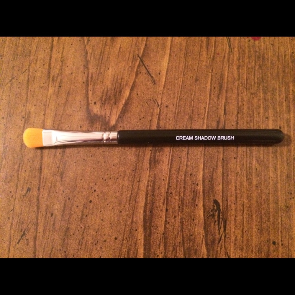 Cream Shadow Younique Brush