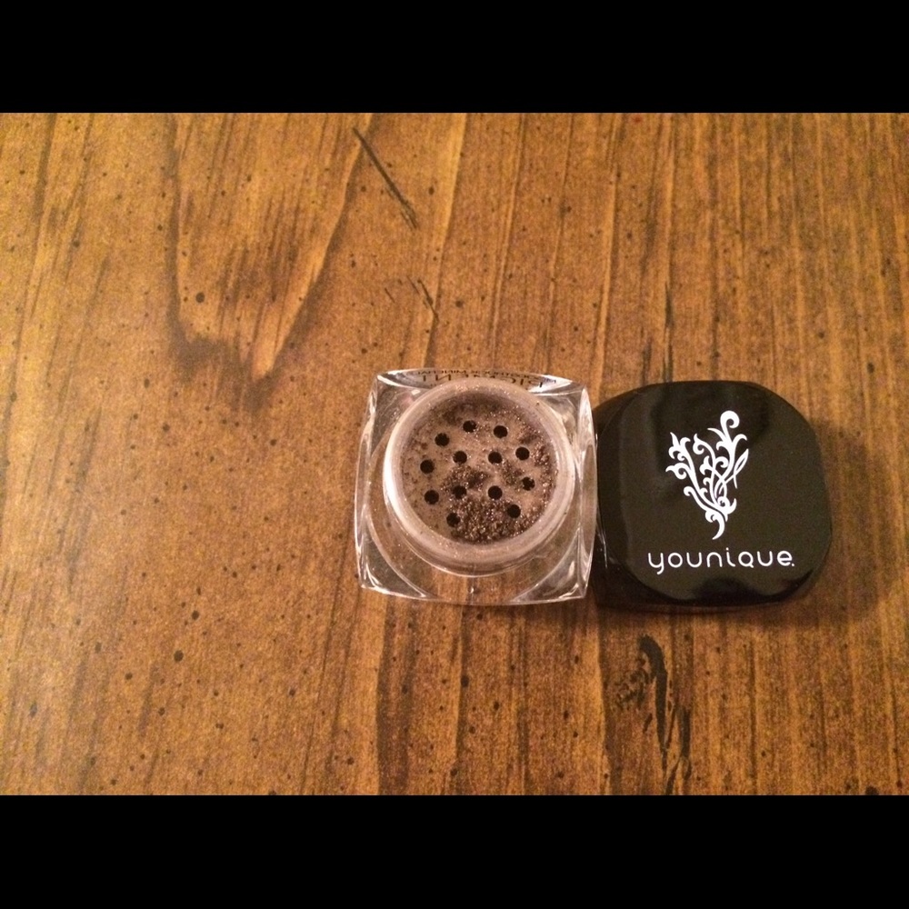 Younique Mineral Eyeshadow Confident