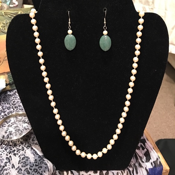 Jewelry - Jade earrings & pearl necklace set