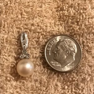 10k whitegold genuine pearl w diamond chip accents