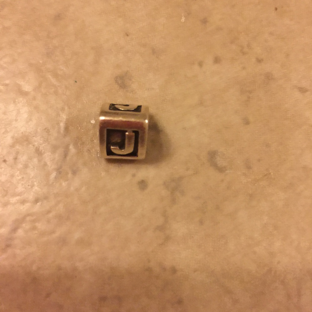 Pandora charm "j"