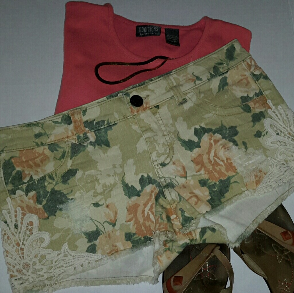 SUMMER SALE...Mossimo Supply Co. Tan Floral Shorts
