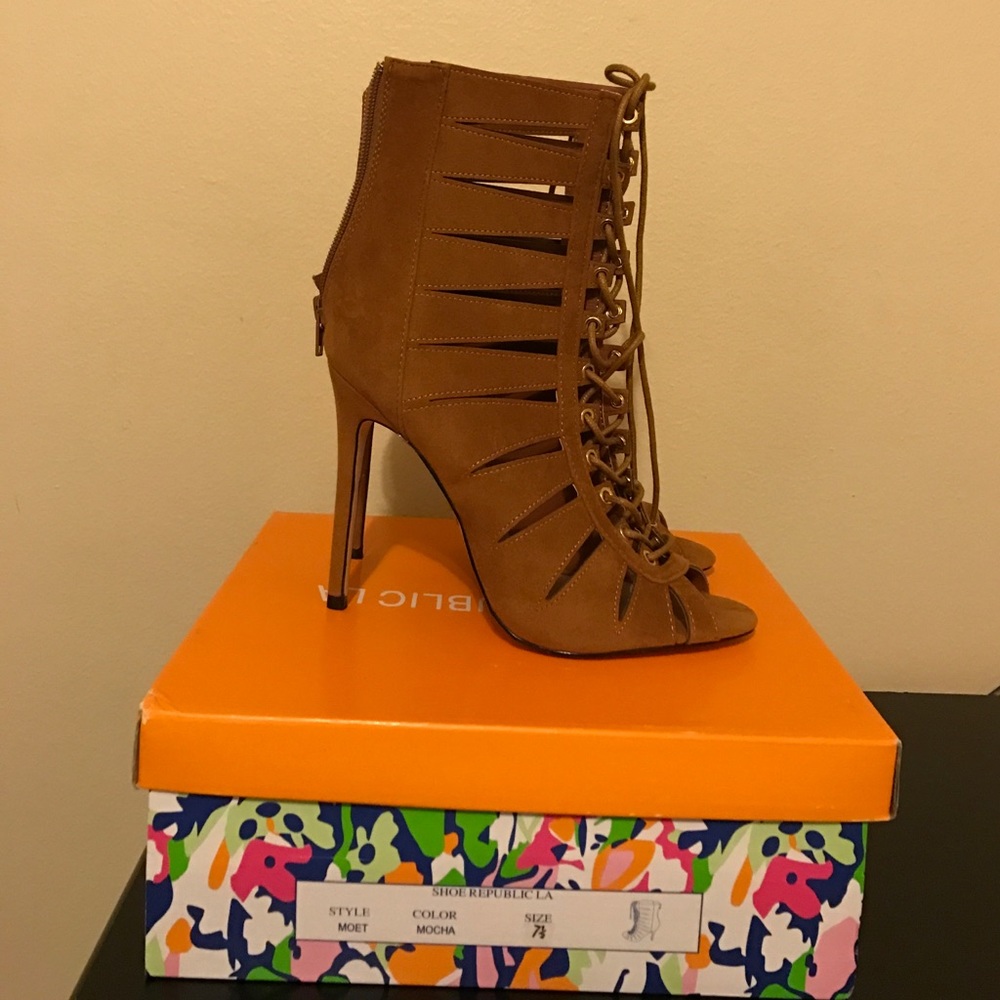 Peep toe bootie
